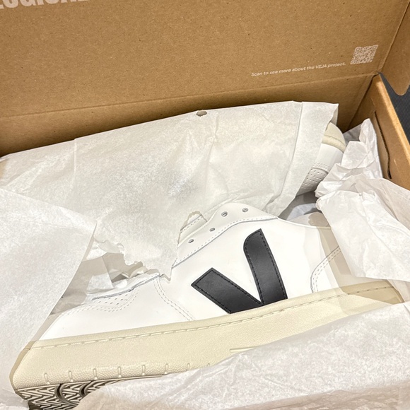VEJA V-10 LEATHER WHITE BLACK - Picture 1 of 2